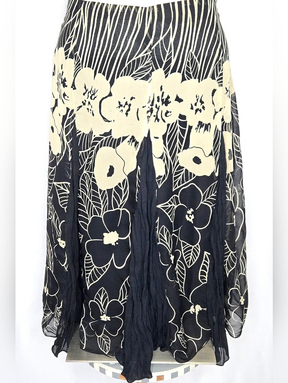 Dillards's Russell Kemp Black & Cream Floral Midi Skirt Gores Pleats Size 6 NWOT